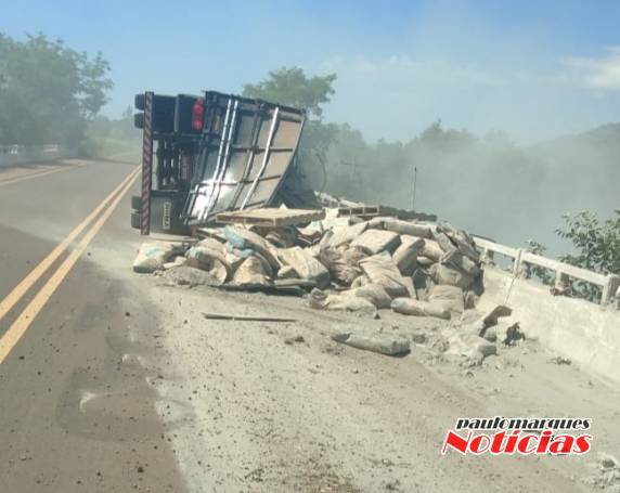 Carreta com carga de cimento tomba sobre uma ponte na RSC 472 - foto 2