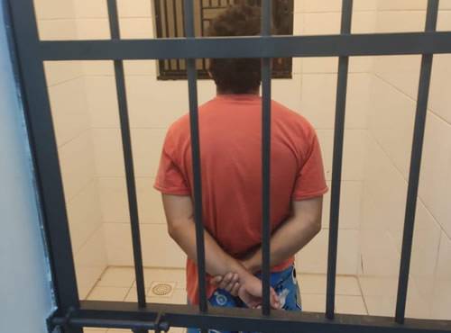 Antes de procurar o hospital ela teria sido mantida em cárcere privado e obrigada a manter relações sexuais com o acusado