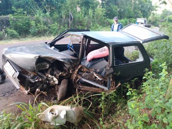 A colisão frontal foi registrada no km 144 da rodovia por volta das 3h30 deste sábado