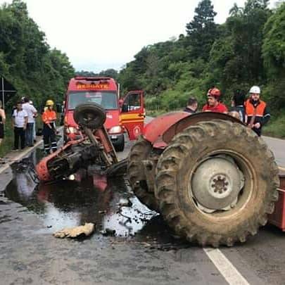 Vítima tinha 25 anos. A moto foi arremessada para fora da pista e o veículo agrícola foi partido ao meio