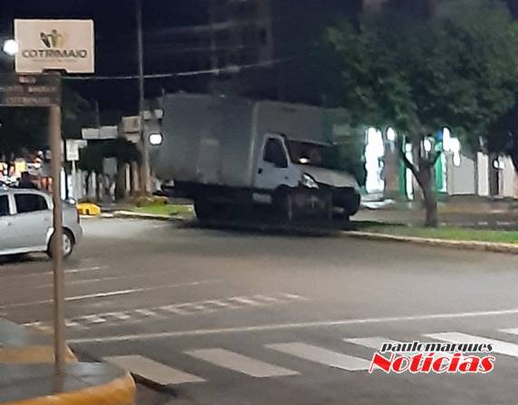 Acidente ocorreu na madrugada deste domingo na Av. Uruguai