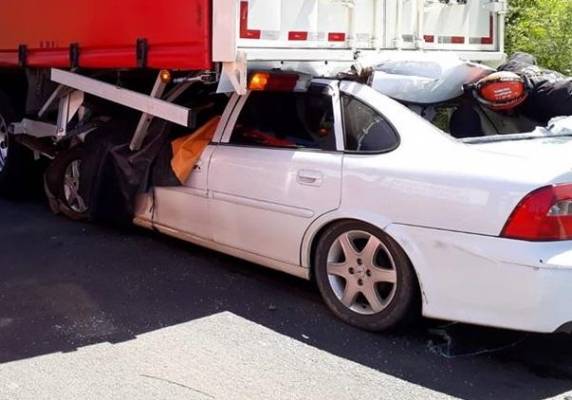 Colisão entre caminhão baú e Vectra aconteceu no km 13 da RS-122