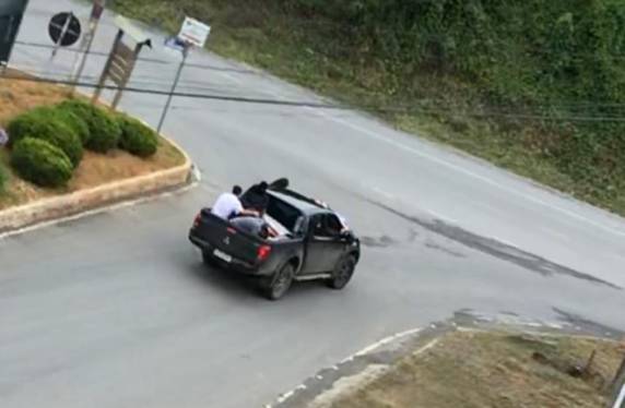 Bandidos assaltam cooperativa, fazem reféns e disparam com armas de fogo em Vidal Ramos - foto 5