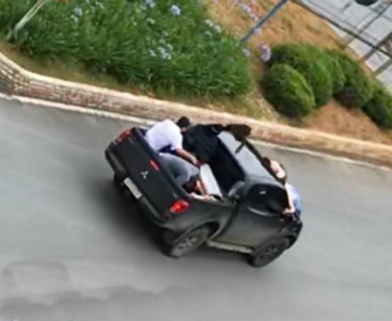 Bandidos assaltam cooperativa, fazem reféns e disparam com armas de fogo em Vidal Ramos - foto 3