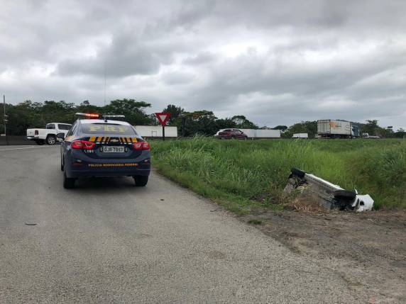 Dispositivo de retenção 'bebê conforto'' salva vida de criança em acidente na BR 101 - foto 2