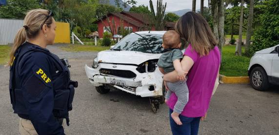 Dispositivo de retenção 'bebê conforto'' salva vida de criança em acidente na BR 101 - foto 4