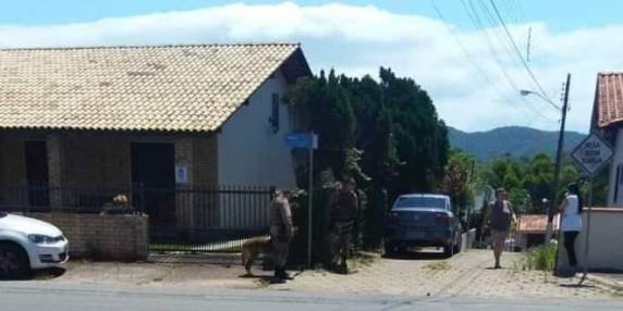 Menino de 12 anos e irmã dele, de 6, conseguiram fugir. Policiais atiraram após homem apontar arma para eles. Caso ocorreu em Barra Velha