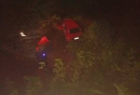 Veículo caiu de uma ponte com aproximadamente 10 metros de altura
