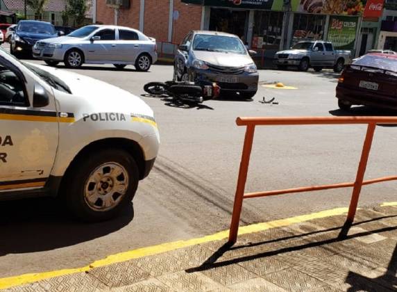 Acidente entre carro e moto deixa um ferido no centro de Três Passos - foto 2