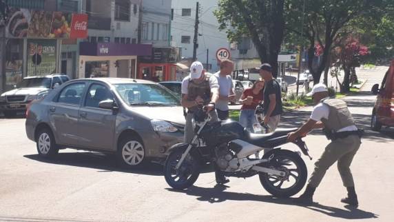 Acidente entre carro e moto deixa um ferido no centro de Três Passos - foto 3
