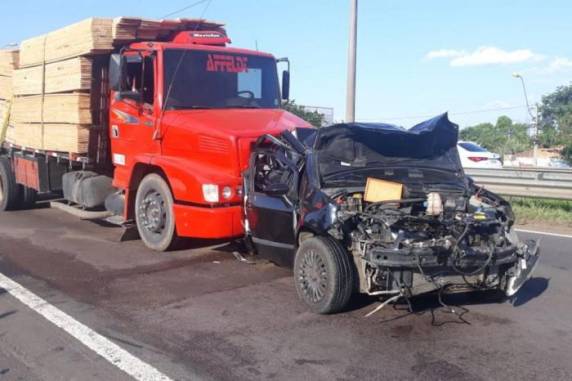 Criança recém-nascida estava no bebê-conforto de um carro atingido por um caminhão