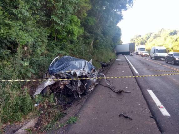 O trânsito está fluindo em meia pista de forma alternada nos dois sentidos
