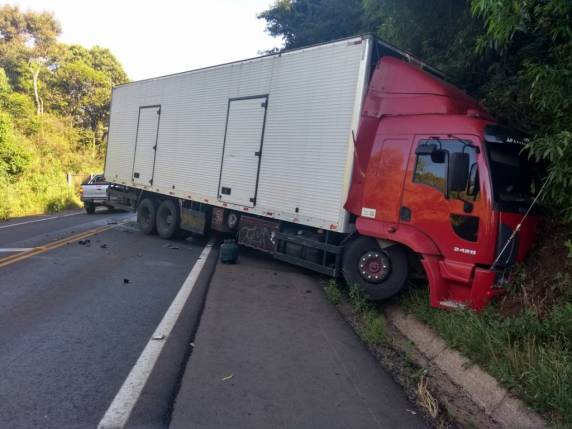 O trânsito está fluindo em meia pista de forma alternada nos dois sentidos