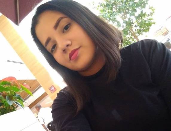 Segundo a delegada Carla Zanetti, ele disse ser ex-companheiro da vítima. Instituto Geral de Perícias analisa substância que foi jogada para definir o que causou a morte
