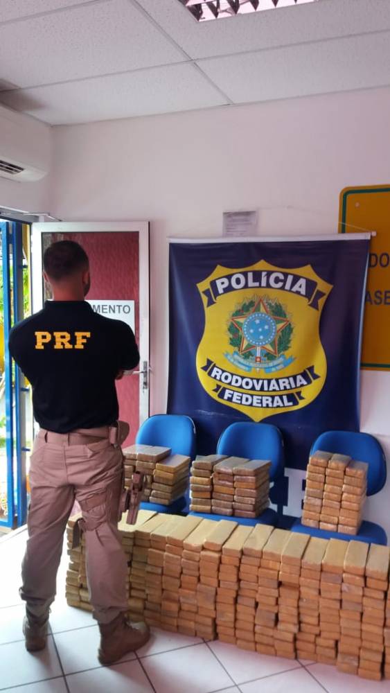 PRF apreende 283 kg de maconha em Balneário Camboriú após perseguição de 8 km na BR 101 e 2 km a pé - foto 2