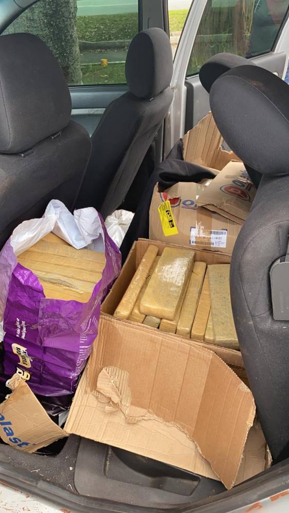 PRF apreende 283 kg de maconha em Balneário Camboriú após perseguição de 8 km na BR 101 e 2 km a pé - foto 3