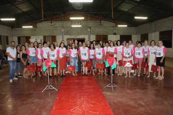 Mulheres agricultoras promoveram um desfile de moda para marcar encerramento do projeto