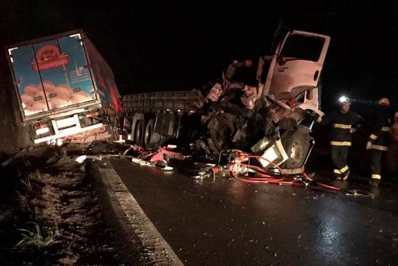 A colisão entre dois caminhões e um carro aconteceu por volta das 19h20min no km 108 da ERS-122, próximo à ponte sobre o Rio das Antas