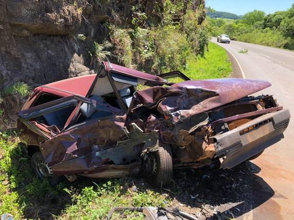 Livina e Fiat Uno colidem em Porto Xavier