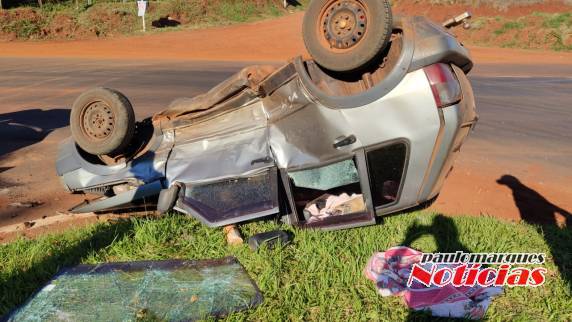 Fiat Uno capota após colisão no trevo de acesso ao município de Chiapeta - foto 2