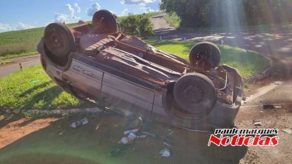 Fiat Uno capota após colisão no trevo de acesso ao município de Chiapeta - foto 4