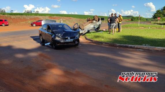 Fiat Uno capota após colisão no trevo de acesso ao município de Chiapeta - foto 5
