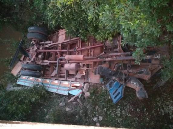 Caminhão caiu da ponte sobre o Rio Cotovelo. Duas pessoas ocupavam o veículo, sendo que uma morreu no local do acidente