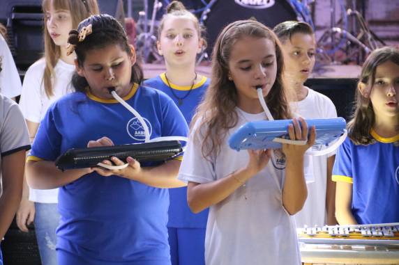 Programa AABB Comunidade e grupo gauchesco Filhos da Tradição se apresentam na segunda noite de programação natalina