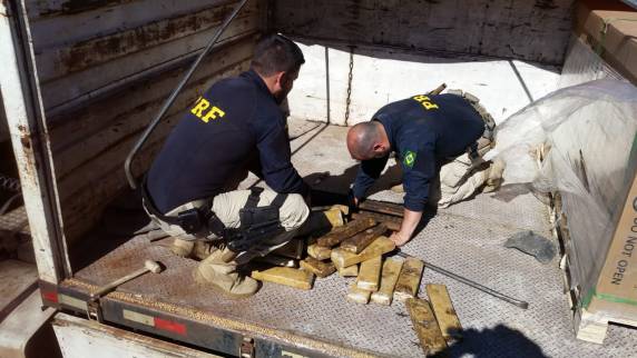 A droga estava no fundo falso do reboque de uma carreta que deslocava para a capital do estado
