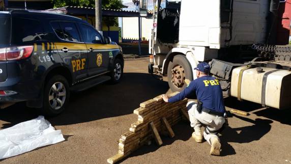A droga estava no fundo falso do reboque de uma carreta que deslocava para a capital do estado