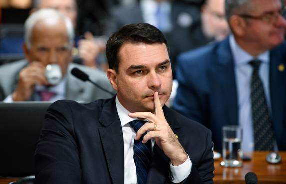 Segundo o MP, foram identificados pelo menos 13 assessores que repassaram parte dos salários ao ex-assessor dele, Fabrício Queiroz. Senador nega prática de 'rachadinhas'