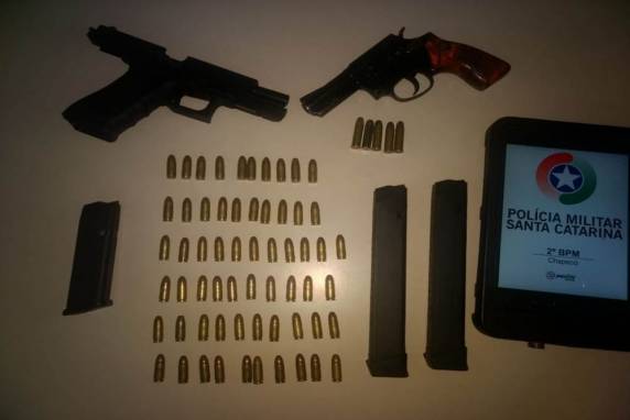 Com os suspeitos foram encontradas uma pistola calibre nove milímetros, três carregadores, um seletor de rajada e 61 munições do mesmo calibre, além de um revólver calibre .38 com cinco munições