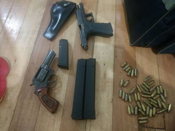 Com os suspeitos foram encontradas uma pistola calibre nove milímetros, três carregadores, um seletor de rajada e 61 munições do mesmo calibre, além de um revólver calibre .38 com cinco munições