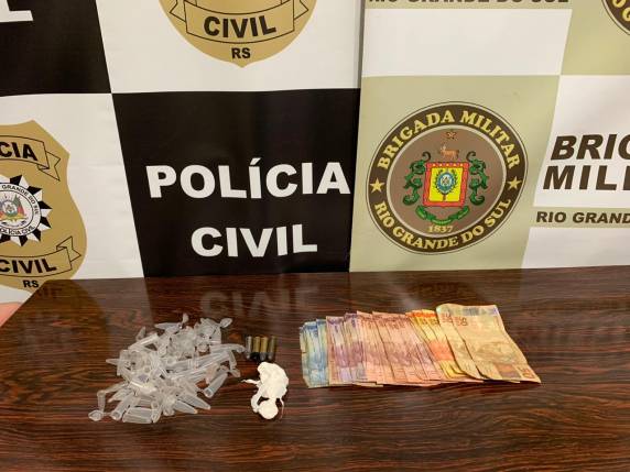 Com o indivíduo foram apreendidos drogas, dinheiro e munições