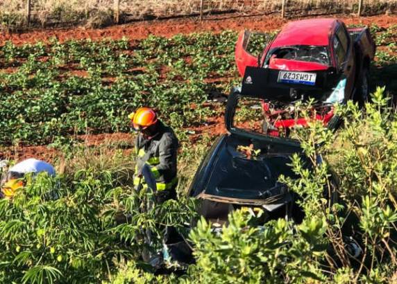 Vítimas eram um casal e deixam um bebê. De acordo com a Polícia Rodoviária Federal, dois veículos bateram de frente e caíram num barranco. Outras duas pessoas ficaram feridas, uma delas em estado grave