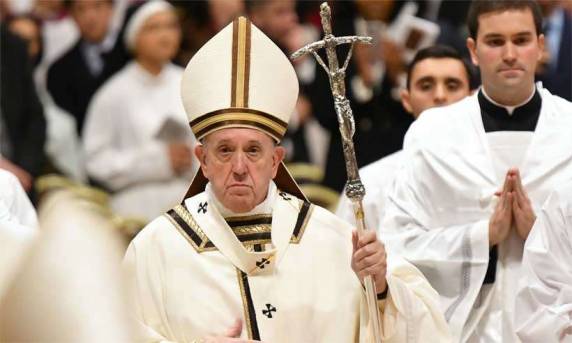 "O Natal nos lembra que Deus continua amando cada homem, inclusive o pior", afirmou o papa argentino diante de milhares de fiéis