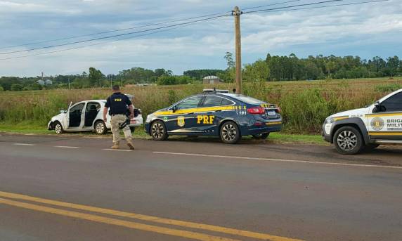 O taxista, deixado abandonado amarrado pelos assaltantes, foi resgatado pelos policiais