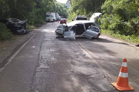 Colisão frontal deixa dois motoristas gravemente feridos na ERS 324 - foto 2