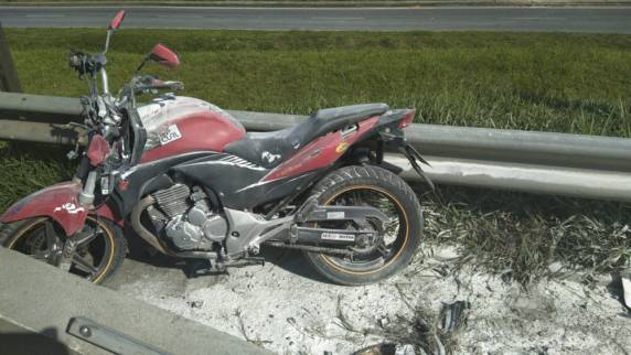 Colisão contra mureta metálica ocorreu em Itajaí, no Vale, na tarde desta quinta. Irmãos estavam na moto que pegou fogo após colisão