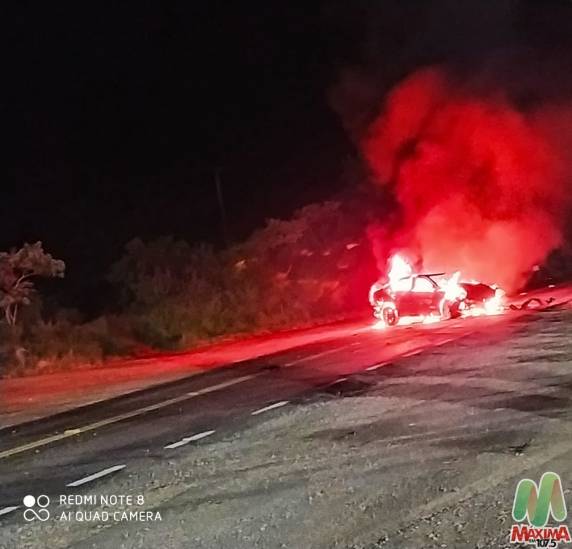 Após colidir em eucaliptos veículo pega fogo na RS 404 em Ronda Alta - foto 2