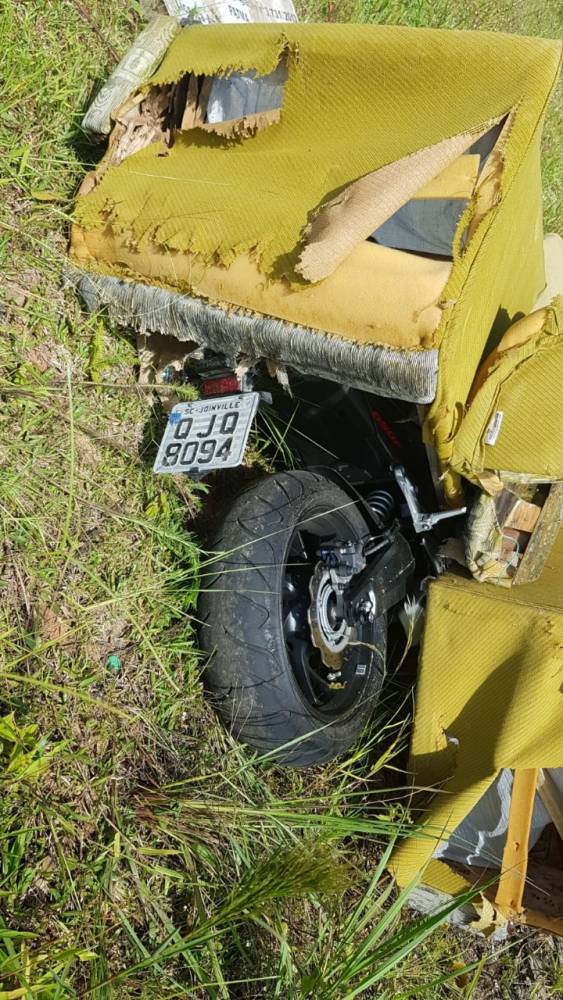 Motocicleta roubada após homicídio é localizada escondida às margens da BR 101 em Joinville - foto 3