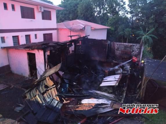 Casa é destruída por incêndio nesta madrugada em Três de Maio - foto 2