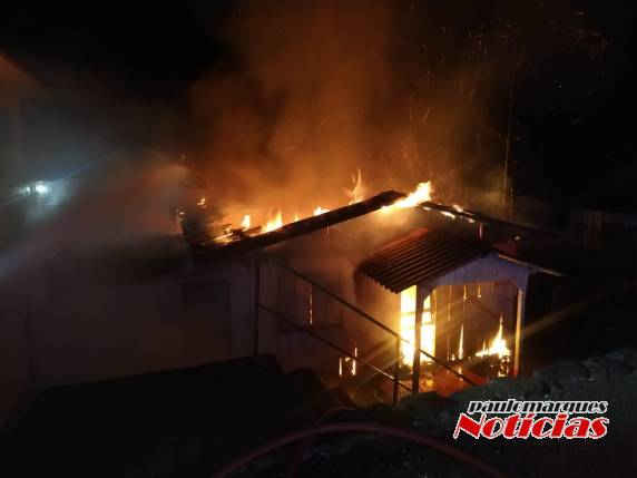 Casa é destruída por incêndio nesta madrugada em Três de Maio - foto 3