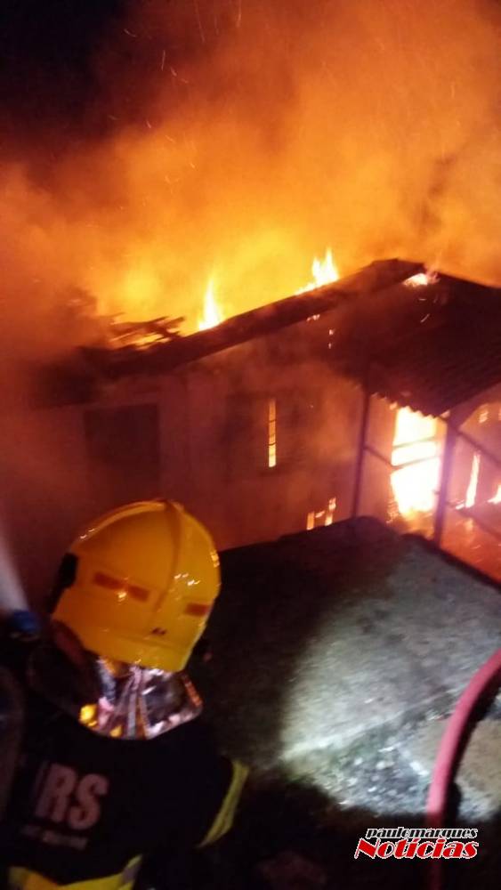 Casa é destruída por incêndio nesta madrugada em Três de Maio - foto 5