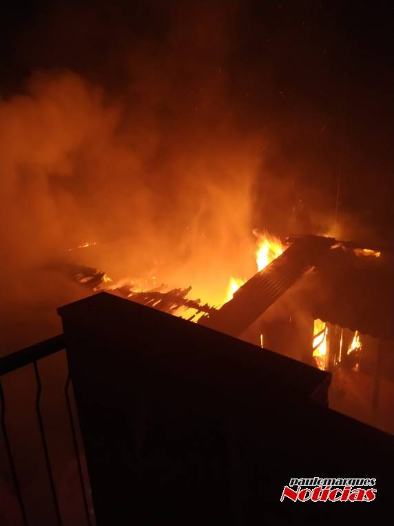 Casa é destruída por incêndio nesta madrugada em Três de Maio - foto 4