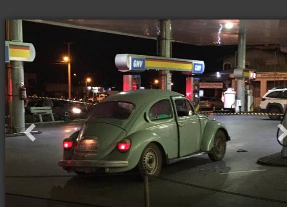 As vítimas estavam a bordo de um Fusca, quando foram alvejadas por disparos de arma de fogo