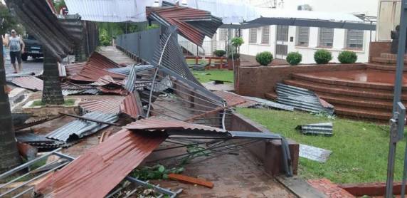 Temporal causa destelhamentos e quedas de postes e árvores em Guarani das Missões - foto 2