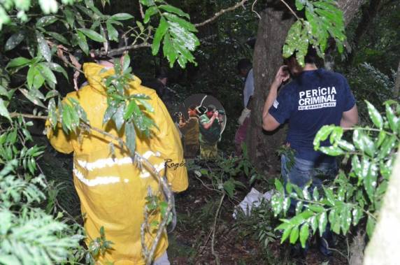 Cadáver foi encontrado após moradores sentirem um forte cheiro
