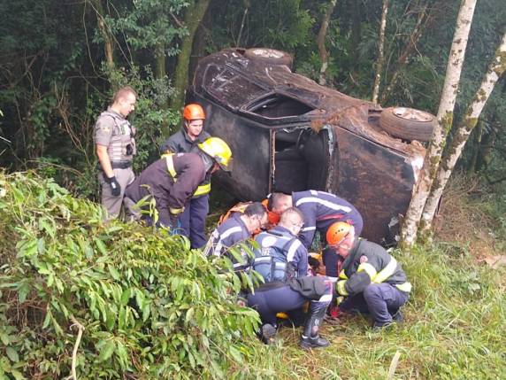 O condutor do automóvel foi conduzido pelos bombeiros e a mulher pelos socorristas do Samu de Marau até a Emergência do Hospital São Vicente de Paulo para atendimento médico
