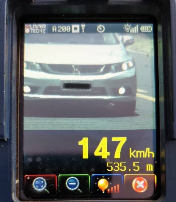 Velocidade máxima da via é de 80km/h. Motorista foi autuado com o radar móvel